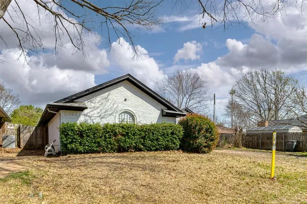 $2,350 | 5603 Fireside Drive, Arlington, TX 76016