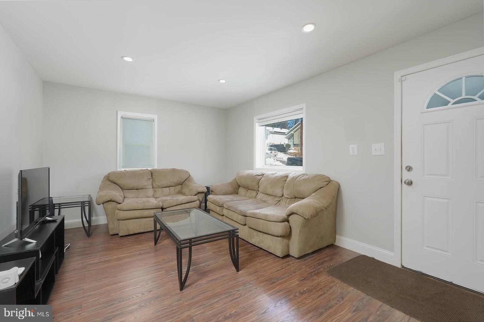 7719 Garrison Road Hyattsville, MD 20784 - Photo 2 of 24 Living area