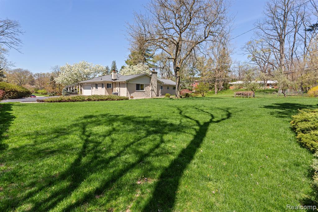 25826 Farmington Road Farmington Hills, MI 48336 - Photo 37 of 43