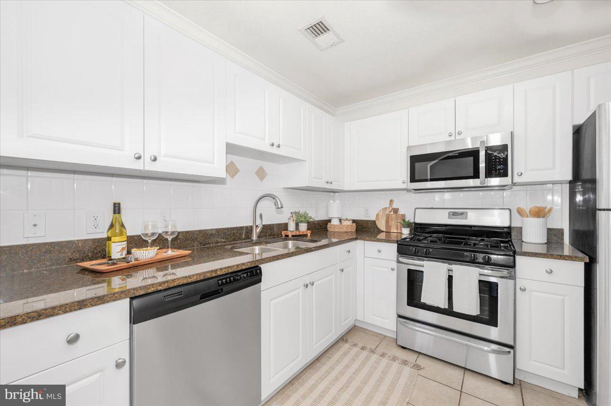 7 Booth Street, Unit 406 Gaithersburg, MD 20878 - Photo 20 of 117 Kitchen