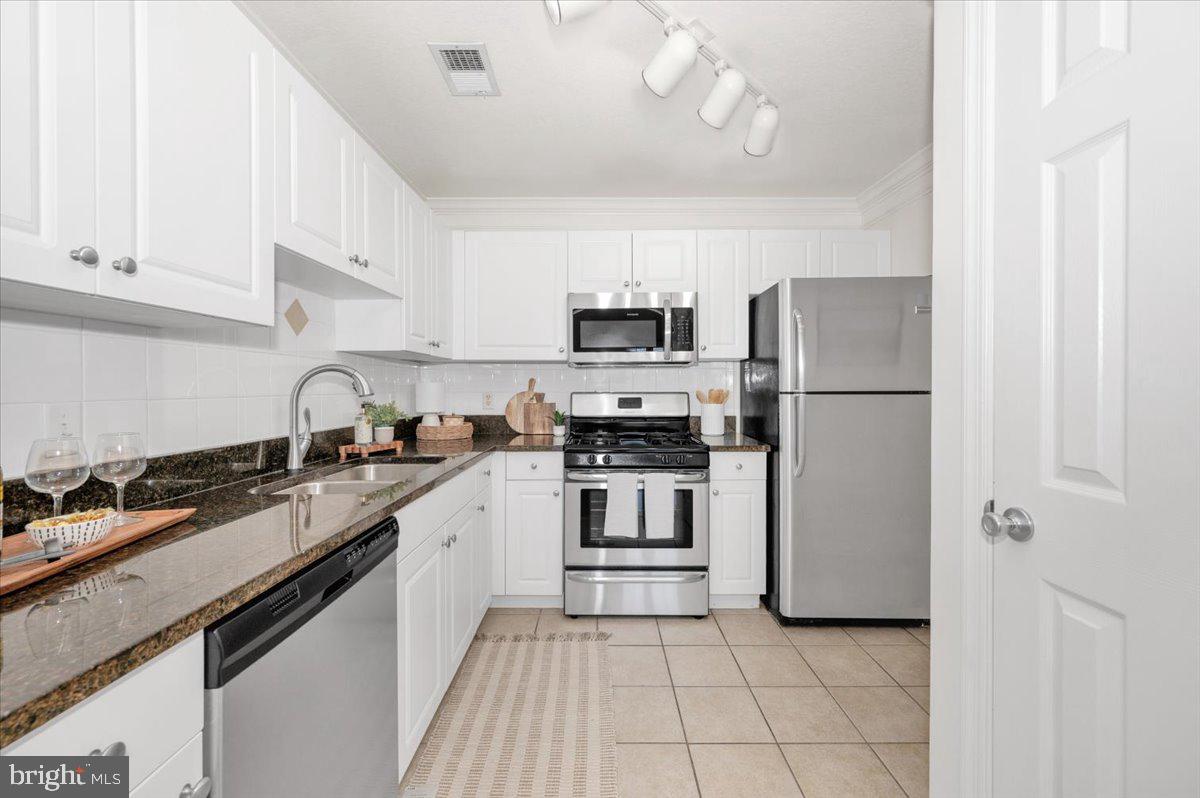 7 Booth Street, Unit 406 Gaithersburg, MD 20878 - Photo 21 of 117 Kitchen