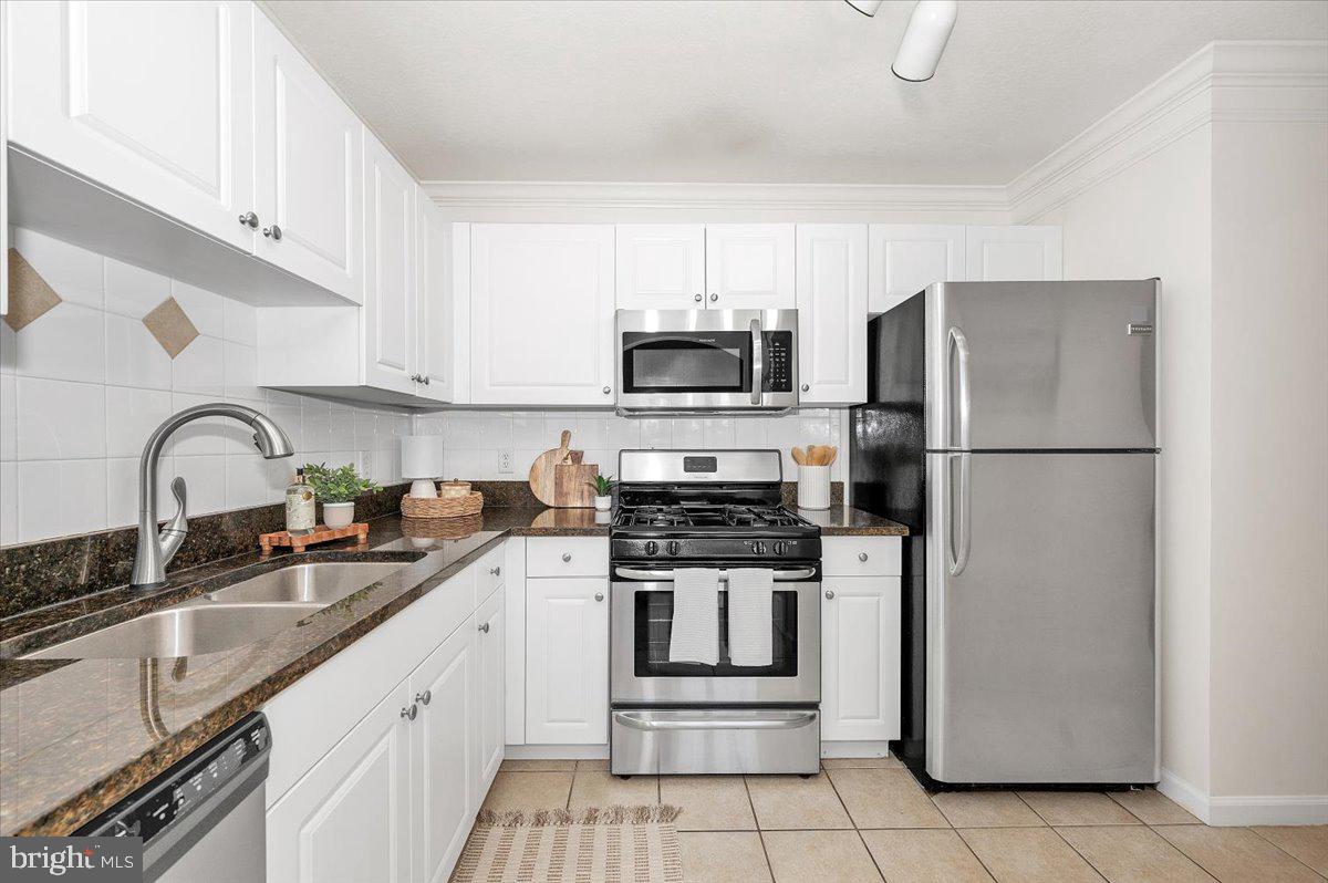 7 Booth Street, Unit 406 Gaithersburg, MD 20878 - Photo 22 of 117 Kitchen with stainless steel appliances
