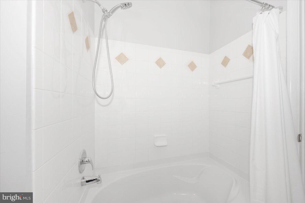 7 Booth Street, Unit 406 Gaithersburg, MD 20878 - Photo 35 of 117 Tub/Shower