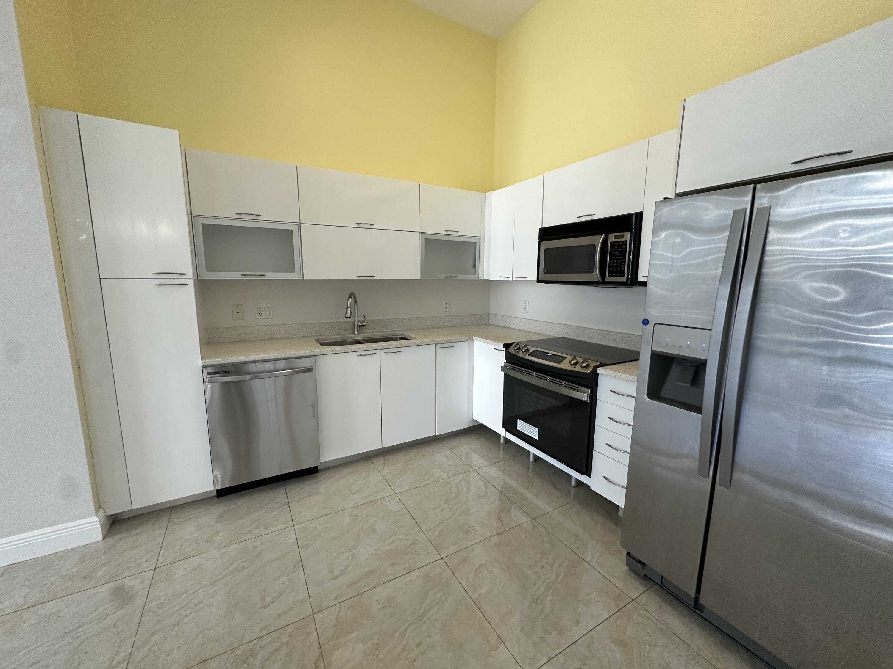 234 Northeast 3rd Street, Unit UPH06 Miami, FL 33132 - Photo 6 of 12 IMG_6228