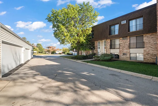 $1,950 | 201 North Waters Edge Drive, Unit 302, Glendale Heights, IL 60139