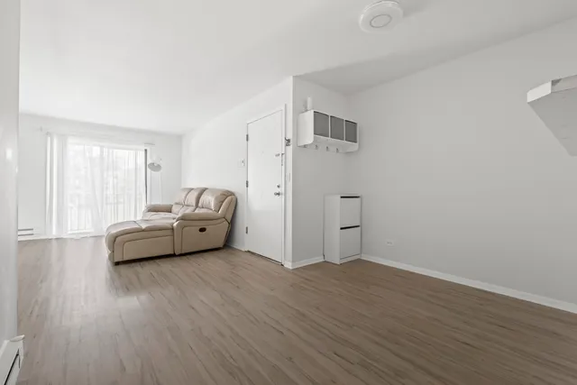 $1,950 | 201 North Waters Edge Drive, Unit 302, Glendale Heights, IL 60139