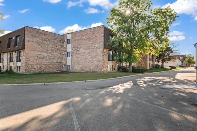 $1,950 | 201 North Waters Edge Drive, Unit 302, Glendale Heights, IL 60139