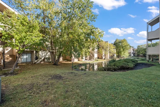 $1,950 | 201 North Waters Edge Drive, Unit 302, Glendale Heights, IL 60139