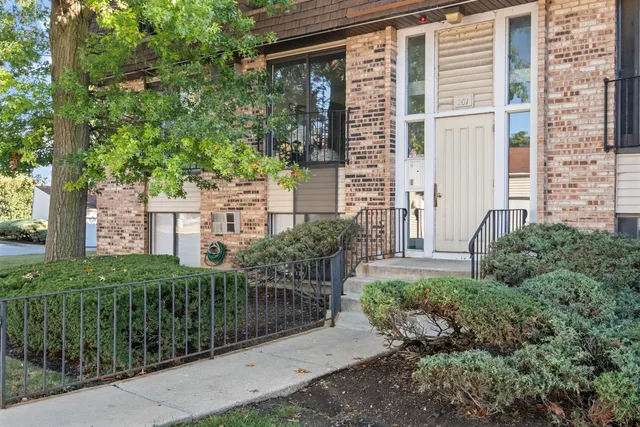 $1,950 | 201 North Waters Edge Drive, Unit 302, Glendale Heights, IL 60139