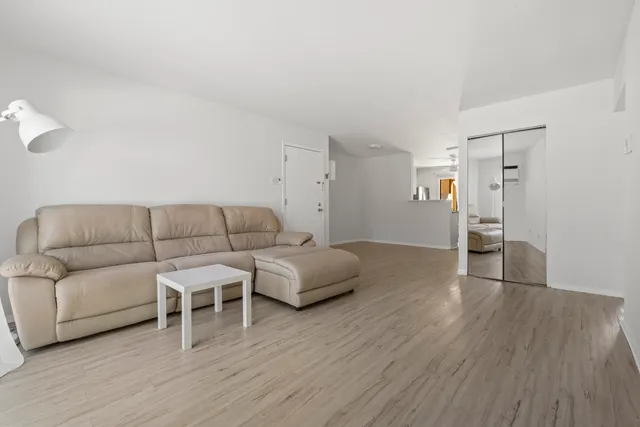 $1,950 | 201 North Waters Edge Drive, Unit 302, Glendale Heights, IL 60139