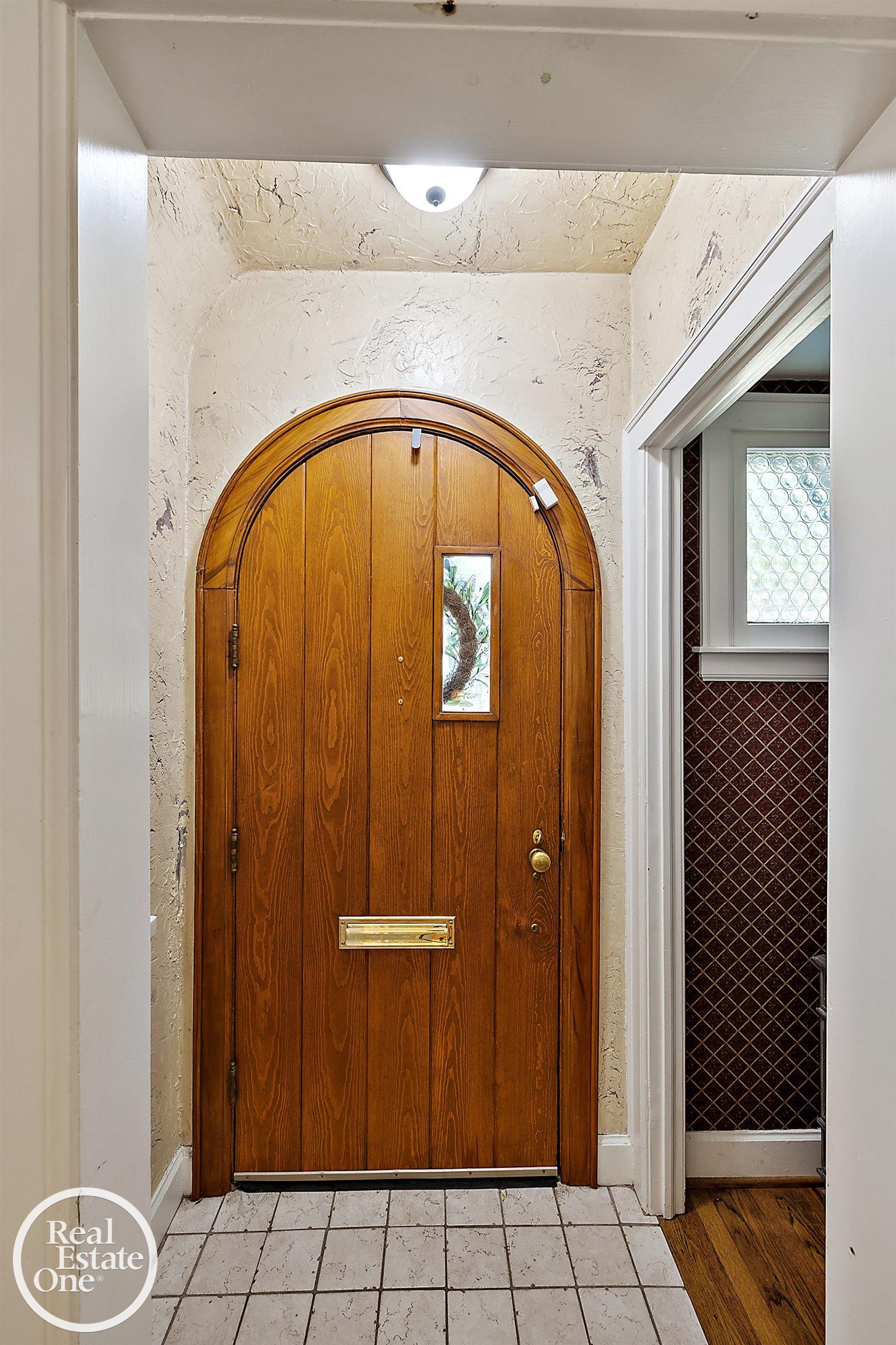 277 Merriweather Road Grosse Pointe, MI 48236 - Photo 3 of 51 50142253-698cb801-54bf-4fd7-aadb-53030bd4303b.JPG