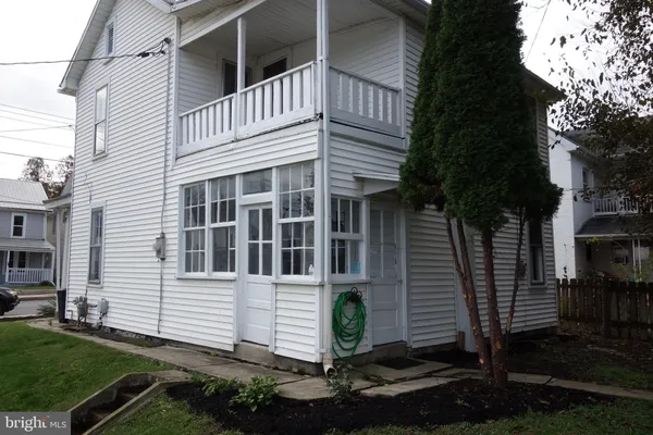 a view of a house with backyard and garden