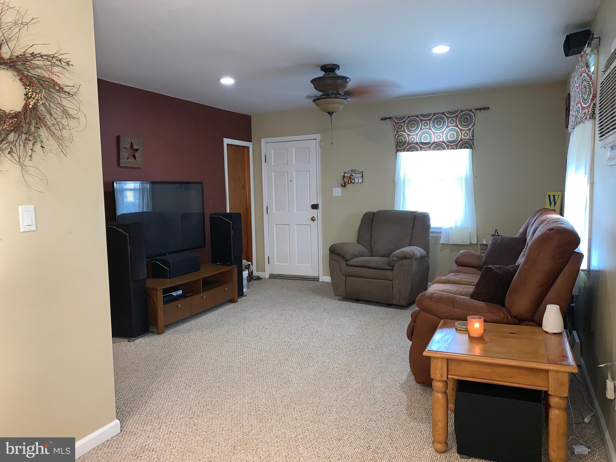 958 Woodlynn Road Baltimore, MD 21221 - Photo 8 of 47 Spacious Living Room