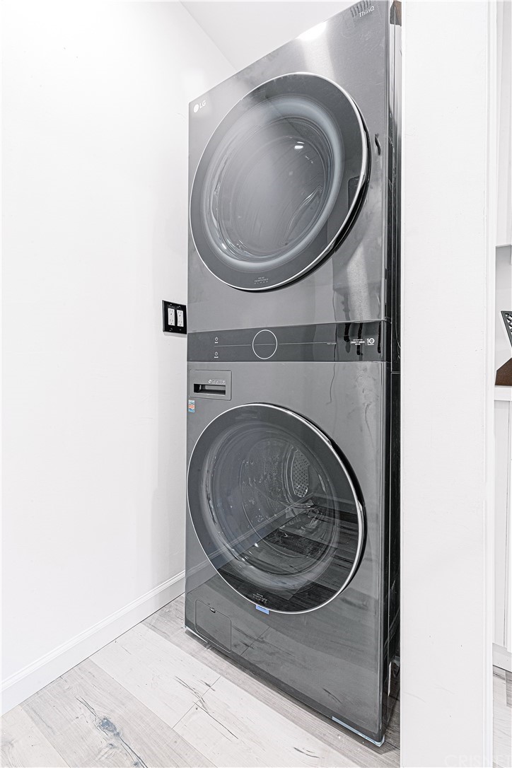 6725 Belmar Avenue Reseda, CA 91335 - Photo 19 of 32 a utility room with dryer and washer