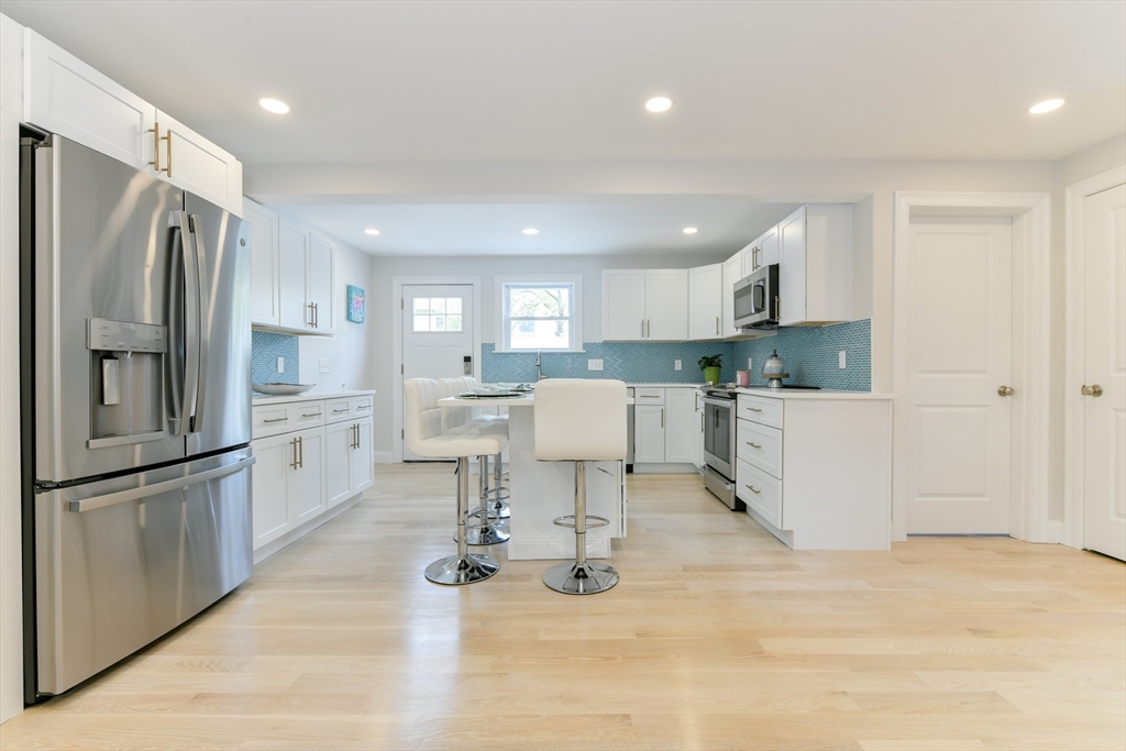 34 R Underhill Street, Unit 3 Winthrop, MA 02152 - Photo 4 of 17