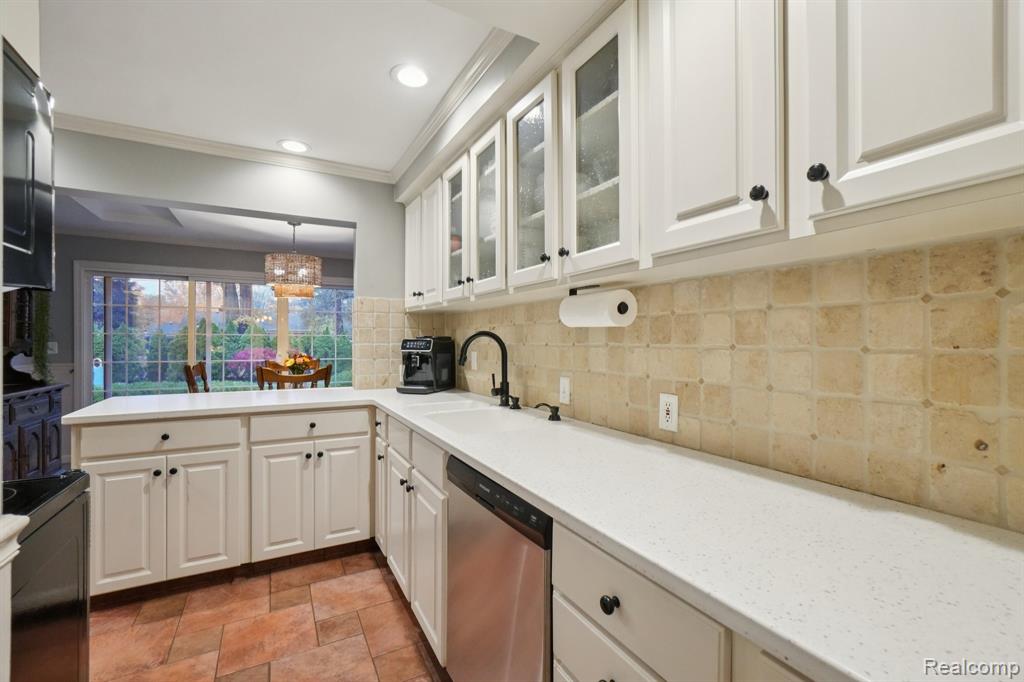 1039 Hawthorne Road Grosse Pointe Woods, MI 48236 - Photo 16 of 63