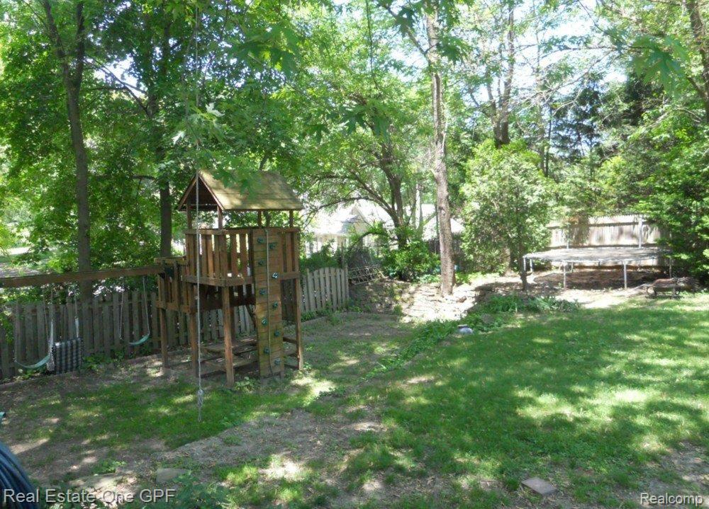 242 Merriweather Road Grosse Pointe, MI 48236 - Photo 22 of 23 19 589 yard