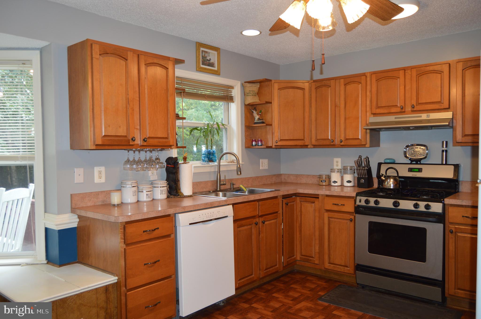 12041 Jesse Lane Ruther Glen, VA 22546 - Photo 23 of 40 Bright with plenty of cabinets & counters