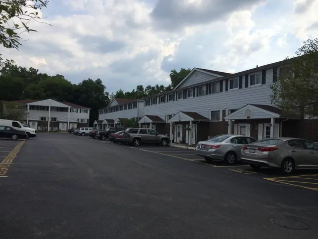 $2,575 | 553 West Park Avenue, Unit A, Libertyville, IL 60048