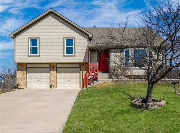 $359,900 | 15510 Iron Creek Court, Basehor, KS 66007