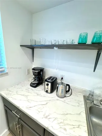 $1,950 | 740 11th Street, Unit 3A, Miami Beach, FL 33139