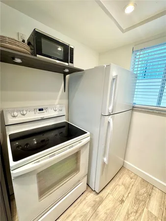$1,950 | 740 11th Street, Unit 3A, Miami Beach, FL 33139