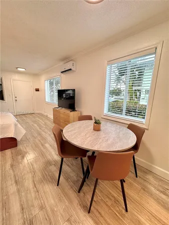 $1,950 | 740 11th Street, Unit 3A, Miami Beach, FL 33139