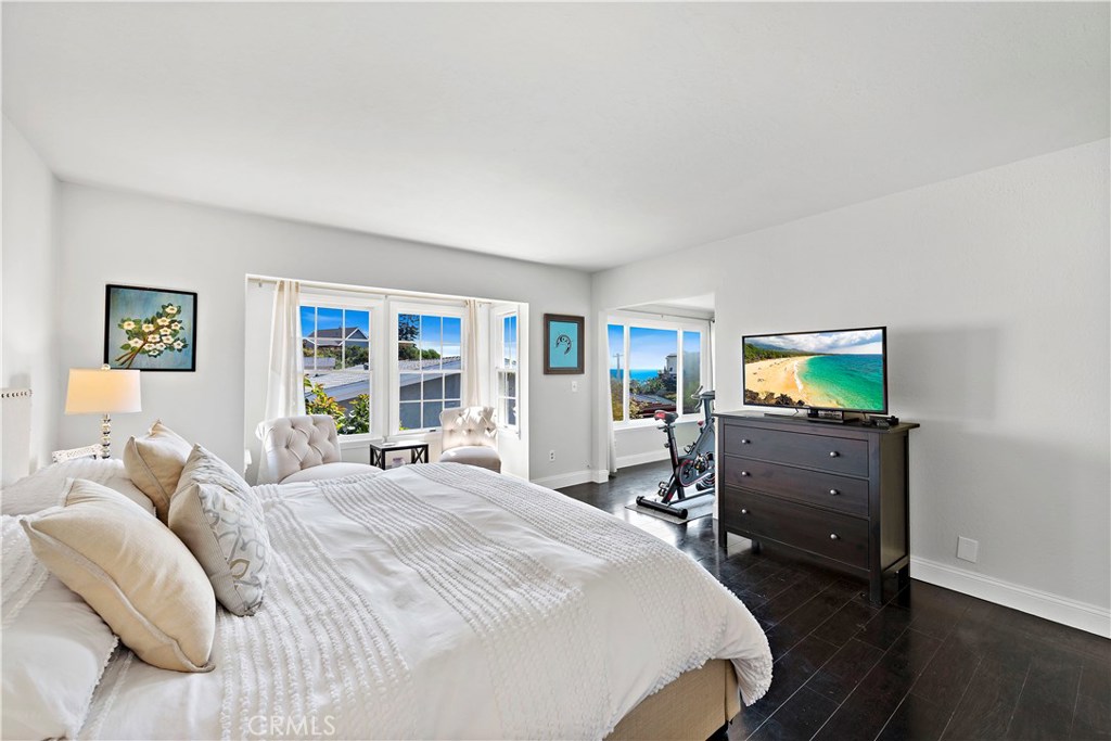 34072 Zarzito Dana Point, CA 92629 - Photo 13 of 44 a bedroom with a bed and wooden floor