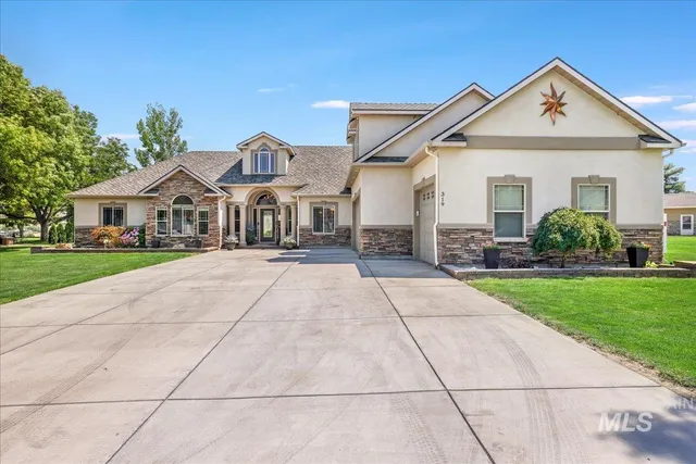 $854,000 | 319 Clear Lake Lane, Buhl, ID 83316