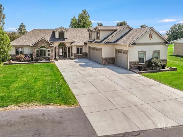 $854,000 | 319 Clear Lake Lane, Buhl, ID 83316