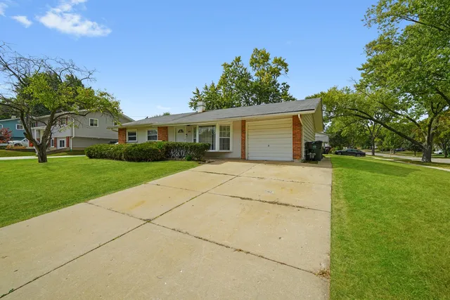 $350,000 | 1490 Highland Boulevard, Hoffman Estates, IL 60169