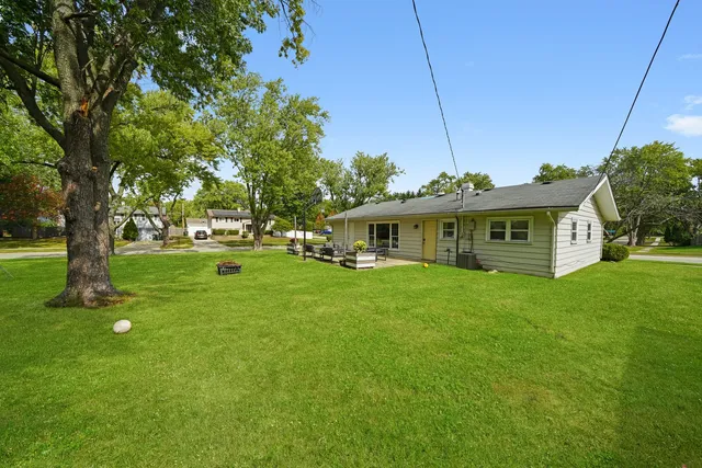 $350,000 | 1490 Highland Boulevard, Hoffman Estates, IL 60169