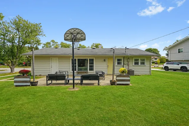 $350,000 | 1490 Highland Boulevard, Hoffman Estates, IL 60169