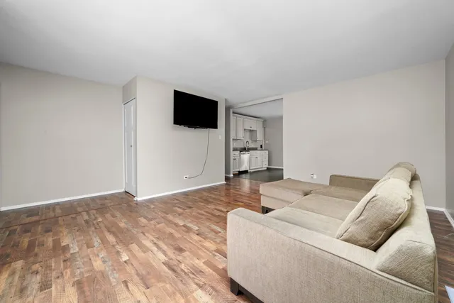 $350,000 | 1490 Highland Boulevard, Hoffman Estates, IL 60169