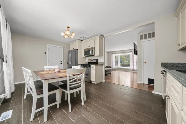 $350,000 | 1490 Highland Boulevard, Hoffman Estates, IL 60169