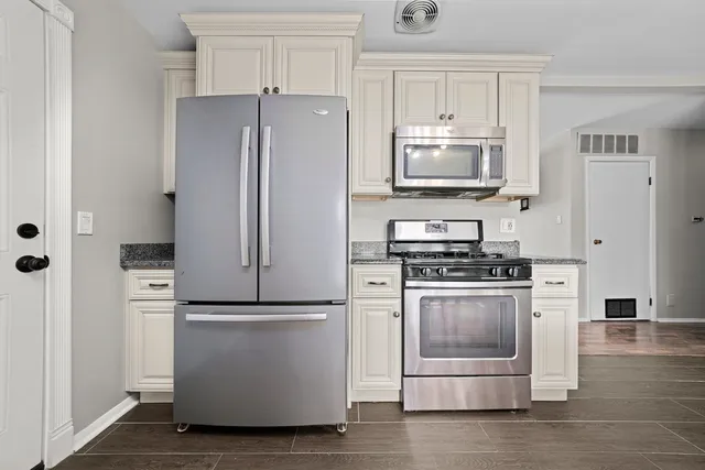 $350,000 | 1490 Highland Boulevard, Hoffman Estates, IL 60169