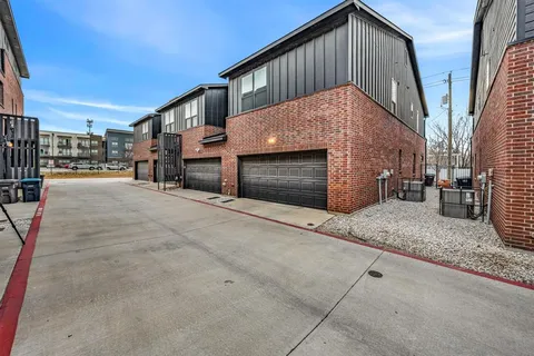 $409,900 | 2825 Stanley Avenue, Fort Worth, TX 76110