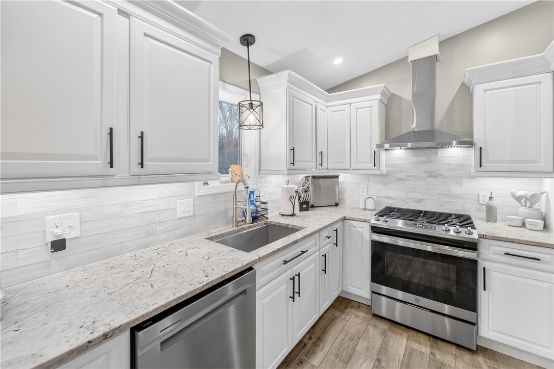 82 Mohawk Trail Cranston, RI 02921 - Photo 3 of 24