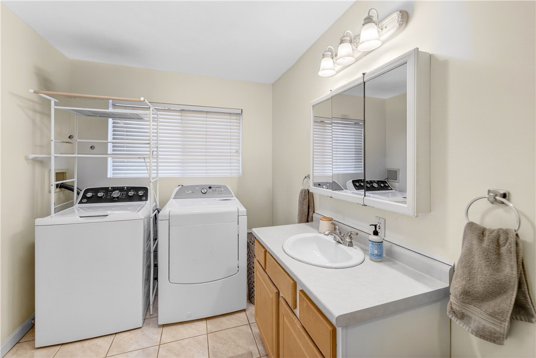 82 Mohawk Trail Cranston, RI 02921 - Photo 9 of 24