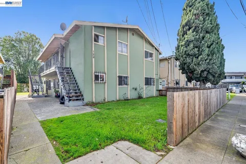 a view of a house with backyard and porch