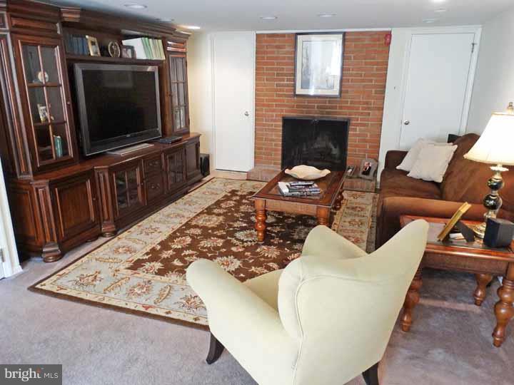 1000 Irvin Road Huntingdon Valley, PA 19006 - Photo 14 of 23 Family Room