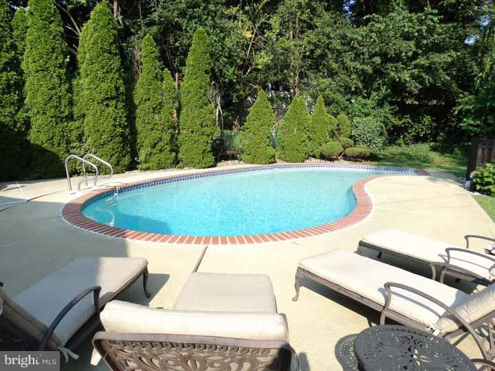 1000 Irvin Road Huntingdon Valley, PA 19006 - Photo 21 of 23 Pool