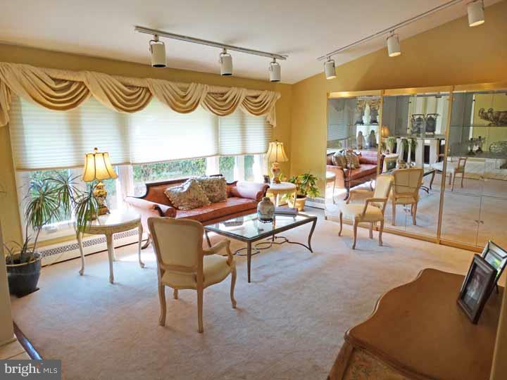 1000 Irvin Road Huntingdon Valley, PA 19006 - Photo 5 of 23 Living Room