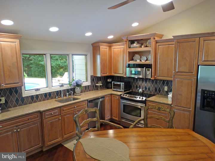 1000 Irvin Road Huntingdon Valley, PA 19006 - Photo 9 of 23 Kitchen
