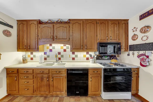 $420,000 | 517 Amherst Avenue, Des Plaines, IL 60016