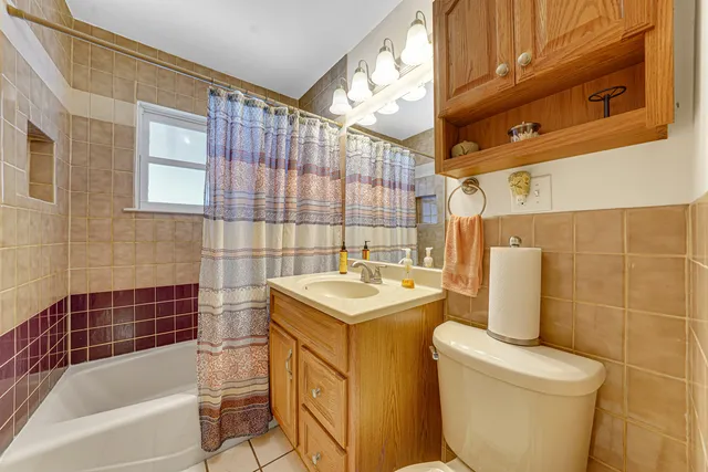 $420,000 | 517 Amherst Avenue, Des Plaines, IL 60016