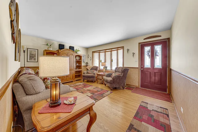 $420,000 | 517 Amherst Avenue, Des Plaines, IL 60016