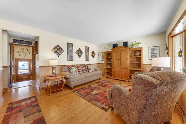 $420,000 | 517 Amherst Avenue, Des Plaines, IL 60016