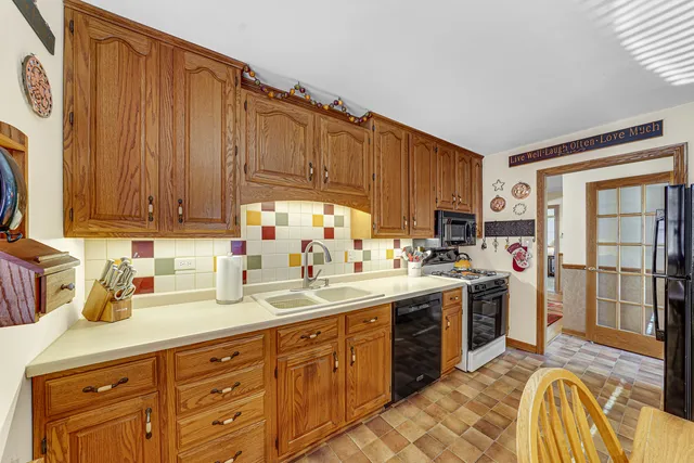 $420,000 | 517 Amherst Avenue, Des Plaines, IL 60016