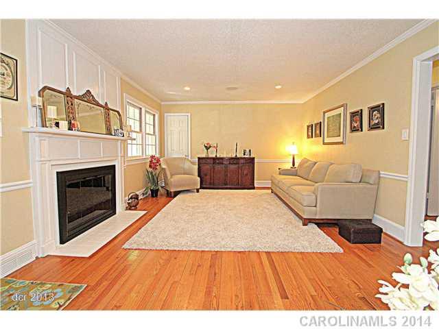 415 Meadowbrook Road, Unit 19 Charlotte, NC 28211 - Photo 3 of 16 Gallery Image 3